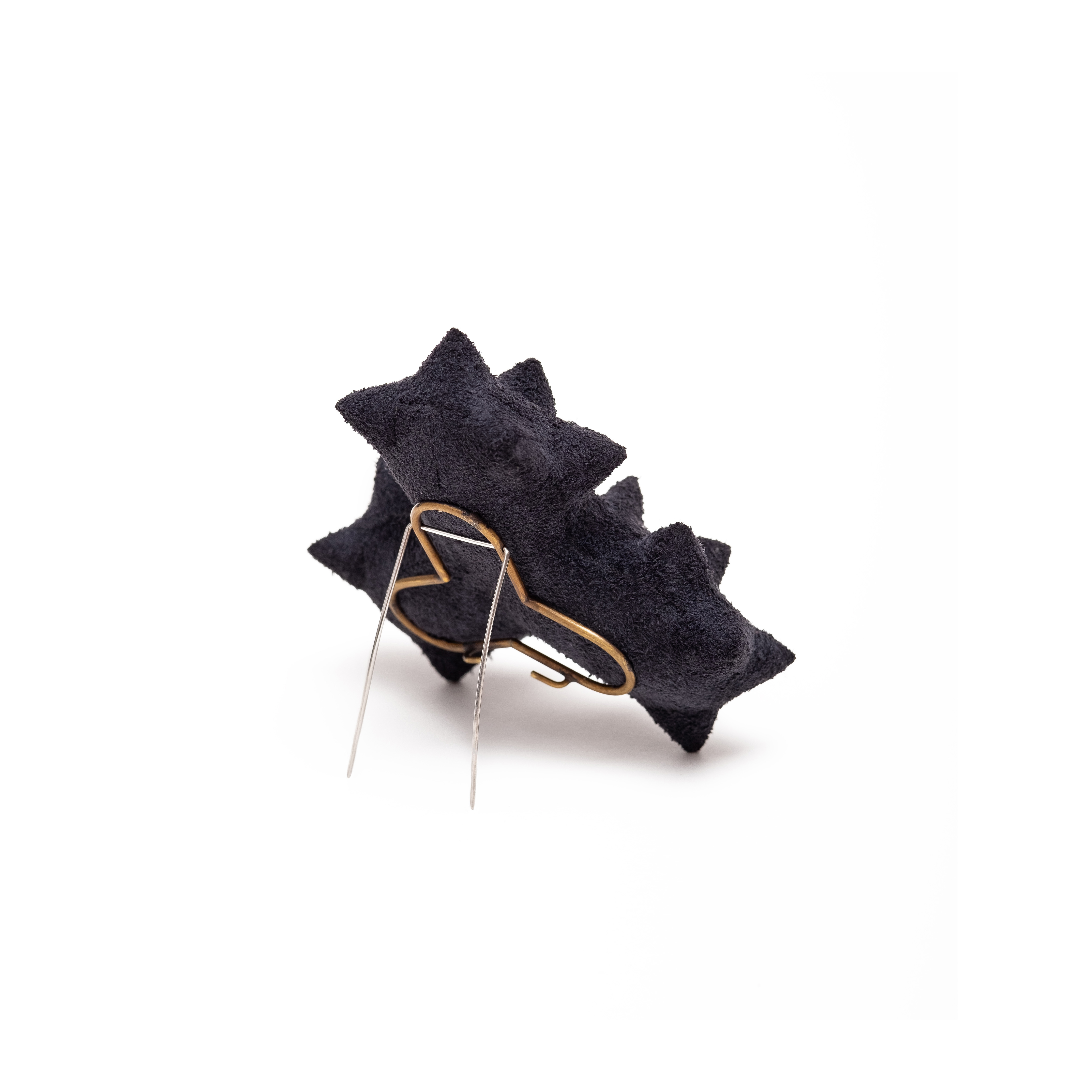 Superorder ′triangle′ leather brooch